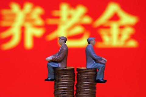 為什么企退養老金漲得更多??jì)烧叩牟罹嗄芟龁幔? width=